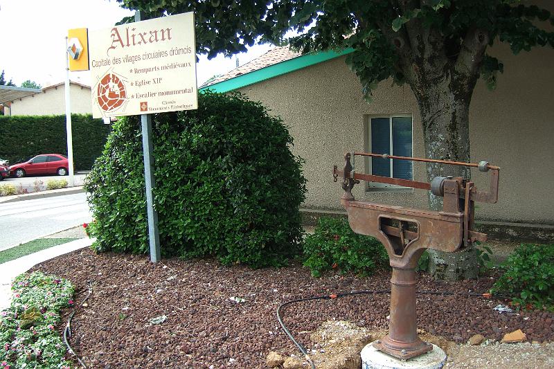 2011-05- (1283).JPG - Ein mittelalterliches Städtchen "circulaires" mit Festungsmauern und romanischer Kirche erwartet uns